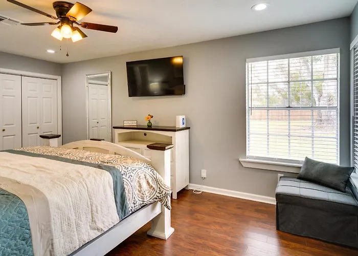 Lake Charles Home W/ Gas Grill & Fenced-In Yard!
