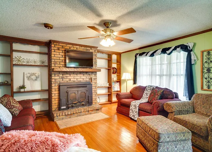 Patio & Grill! Charming 'Lake Charles Landing Pad'